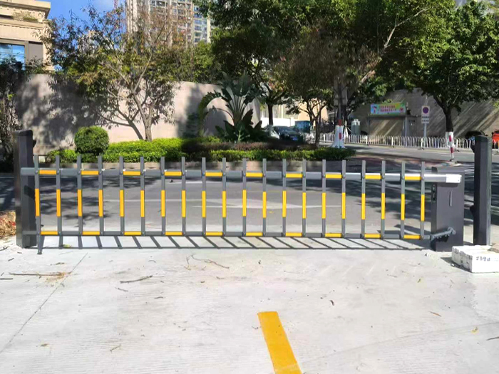 某社區(qū)采用 “安快” 同進(jìn)同出柵欄道閘 停車場出入口