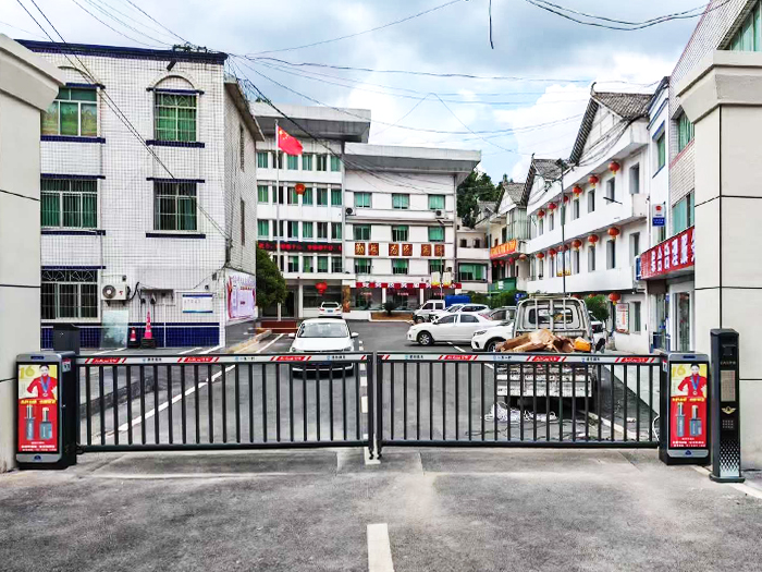 某社區(qū)采用 “ 安快 ”一進(jìn)一出對(duì)開(kāi)柵欄道閘 停車(chē)出入口方案