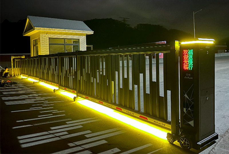 某廠區(qū)采用 “ 安快 ”方格款段滑門(mén)