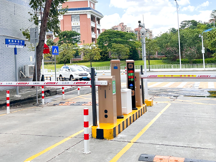 某工業(yè)區(qū)停車場采用 “安快” 車牌識別系統(tǒng)