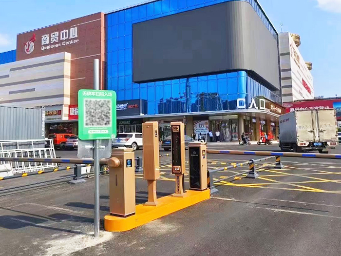 某商圈采用 “安快” 一進(jìn)一出車牌識別系統(tǒng)
