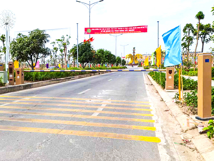 某校區(qū)采用 “安快” 一進(jìn)一出直桿道閘