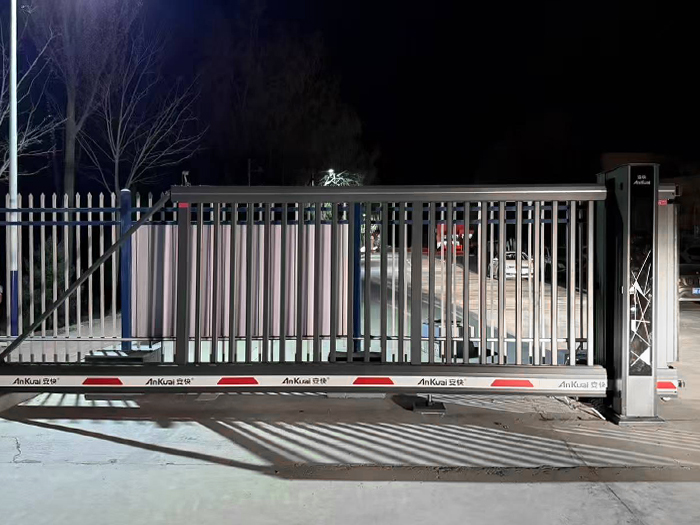 某工業(yè)園區(qū)采用 “安快” 柵欄款懸開(kāi)門(mén)