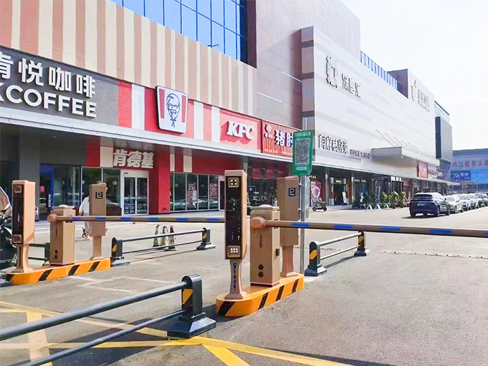 某商場采用 “安快” 車牌識別一體機(jī)