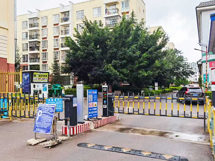 某公寓采用 “安快” 一進一出柵欄道閘