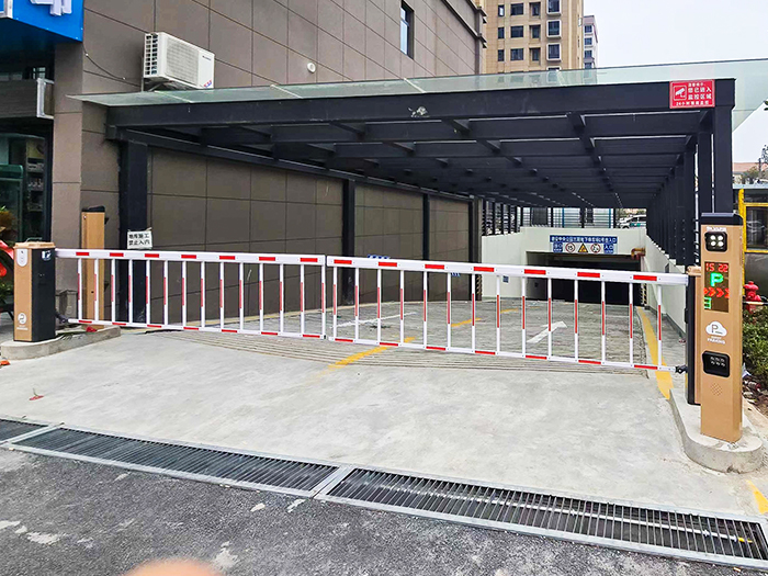 某小區(qū)停車場采用 “安快” 車牌識別系統(tǒng)