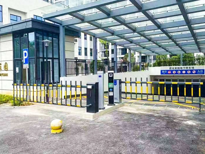 某地下停車(chē)場(chǎng)采用 “安快” 一進(jìn)一出柵欄道閘