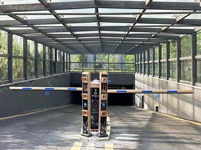 某大廈地下停車場采用 “安快” 一進(jìn)一出直桿道閘