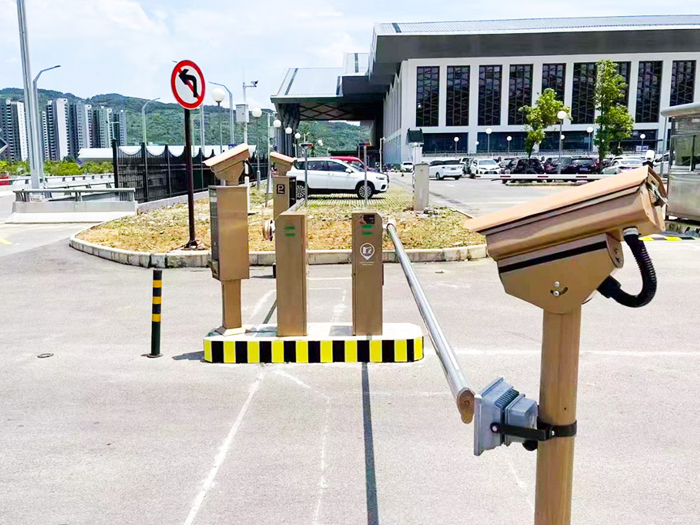 某會(huì)展中心采用 “安快” 一進(jìn)一出直桿道閘停車(chē)管理