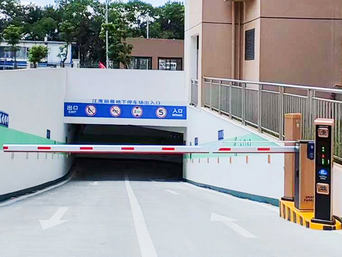 某地下停車(chē)場(chǎng)采用 “安快” 同進(jìn)同出曲桿道閘停車(chē)管理