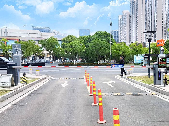 某小區(qū)采用“安快”一進(jìn)一出直桿道閘現(xiàn)場圖