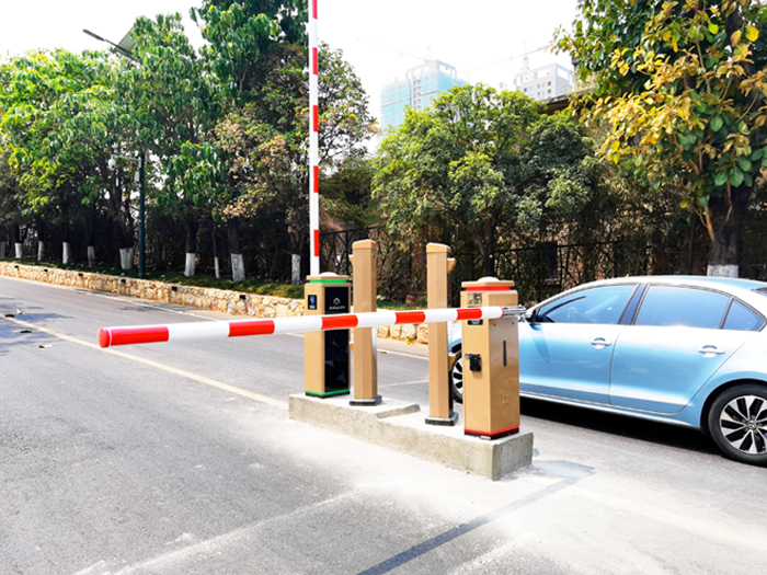 某街道停車管理采用 “安快” 一進(jìn)一出圓桿道閘