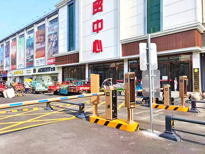某商貿(mào)中心采用 “安快” 一進(jìn)一出車(chē)牌識(shí)別系統(tǒng)案例圖