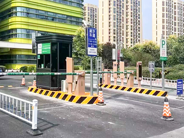 某醫(yī)院采用 “安快” 多進(jìn)多出車(chē)牌識(shí)別系統(tǒng)案例圖